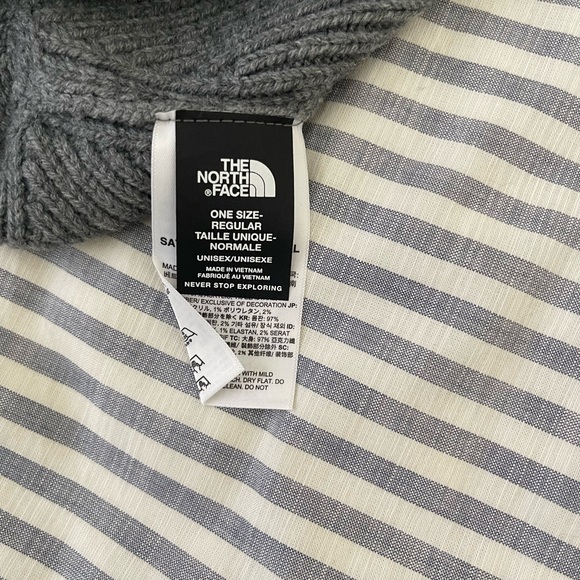 The North Face Logo Box Cuffed Beanie - Picture 3 of 9